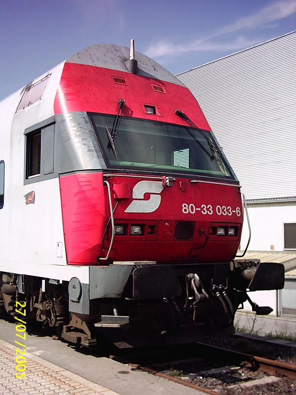 80-33 033-6 am 27.7.2005 am Bahnhof Bludenz abgestellt.
Der Zug, so denke ich, wird bald wieder nach Nieder�sterreich �berstellt, weil die Probezeit in Vorarlberg vorbei ist und die Pendler sich f�r den Talent entschieden haben.
