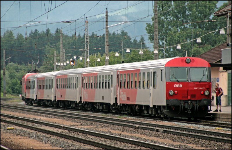 80-73 047 hat ebenfalls schon die Wortmarke und ist im REX 1502 eingereiht. Hier bei einem kurzen Stop in Brixlegg aufgenommen. Bevor die (Tal)ENTE die Regioleistungen nach Rosenheim �bernommen haben, waren solche Regionalz�ge n�rdlich von Kufstein Alltag. Schade eigentlich..
