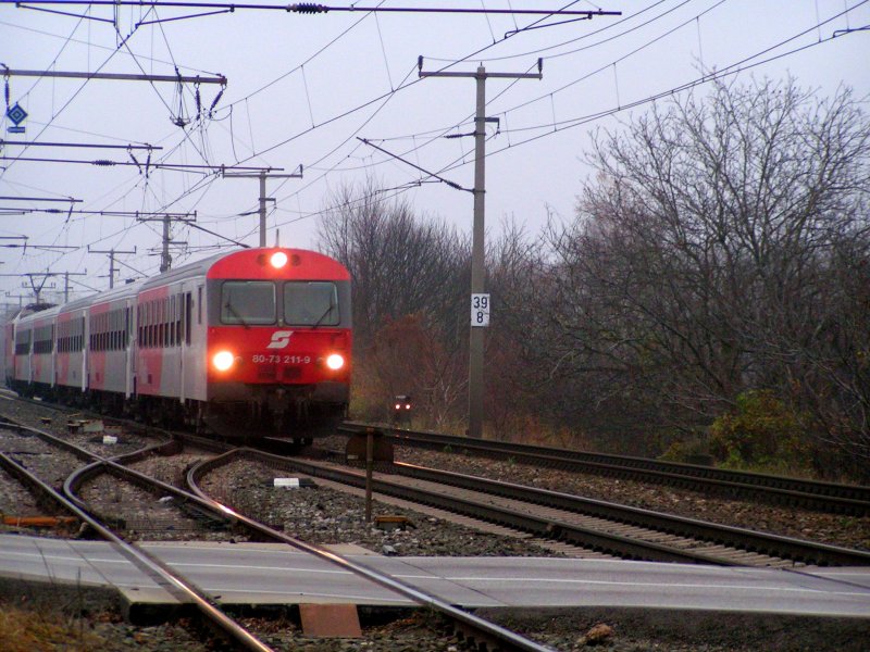 80-73 211-9 braust als REX2610 mit einer 1014 als Schublok im dichten Nebel bei Km39.8  bei Bruck/Leitha Richtung Wien; 081112