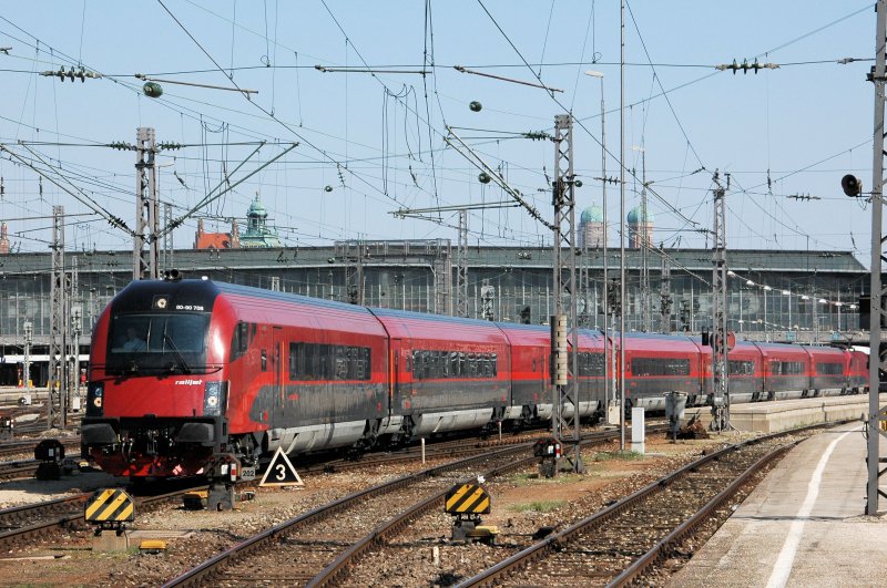 80 90-708 als RJ 67 nach Budapest im Münchner Hbf