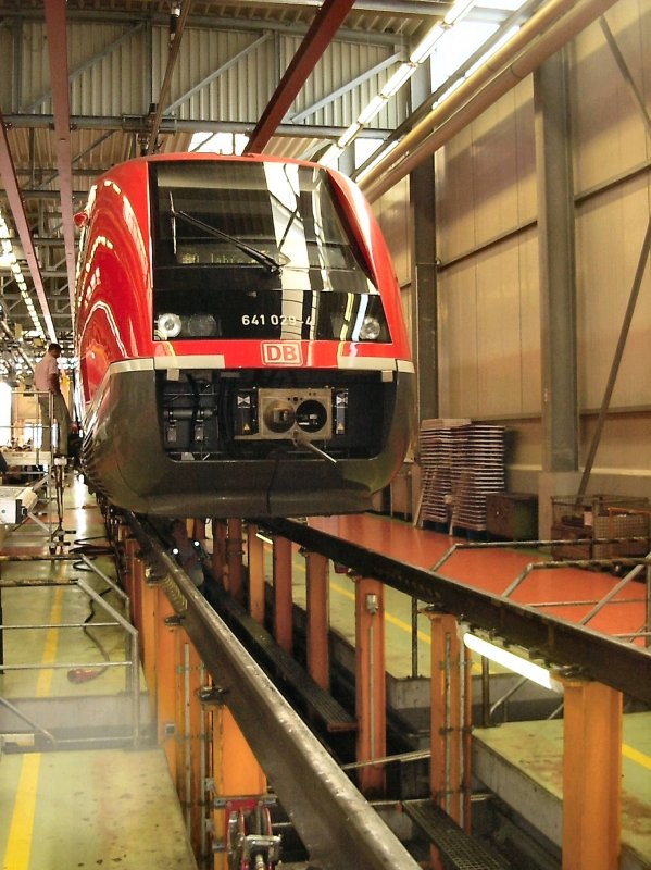 80 Jahre Bahnwerk Erfurt. Anllich dieses Jubilums war auch die vor einigen Jahren neu erbaute Halle ffentlich zugnglich. Hier ein Triebzug der BR 641.