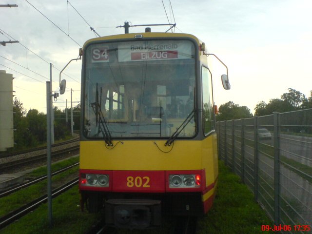 802 an der Rheinbergstrae in Karlsruhe-Knielingen als Linie S4 als EIlzug nach Bad Herrenalb. Dieses Bild entstand am 09. Juli 2006