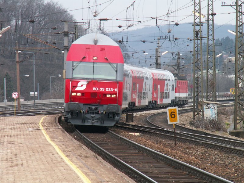 8033 033-6 als Regionalzug aus St.Plten bei der Einfahrt in Wien Htteldorf auf Gleis 3, 16.2.2007