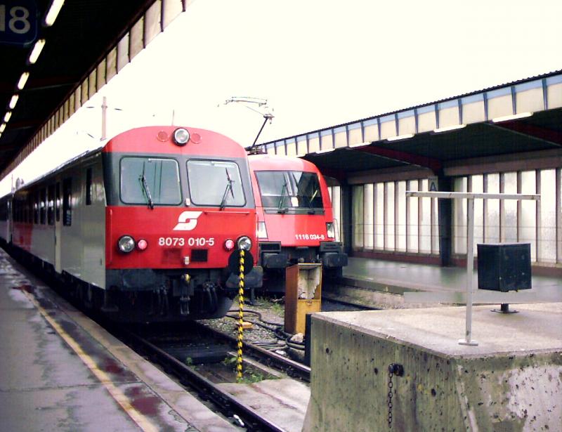 8073 010-5 und 1116 034-8 am Wiener Sdbahnhof
Diese beiden Typen erledigen gemeinsam mit der 8033 den grten Teil des Personenverkehrs auf der Sdbahn
Juli 2003