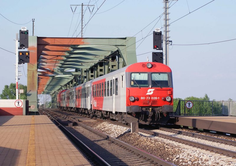8073 026 mit REX2535 von Bratislava hl.st. hat soeben die Donau berquert und wird in wenigen Minuten sein Ziel Wien Sdbahnhof(Ost) erreichen. Wien Praterkai, 20.04.2009