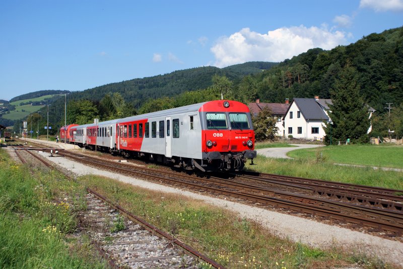 8073 042 mit R/REX2716 von Fehring nach Wien Sdbahnhof, bei der Einfahrt in den Bahnhof Edlitz-Grimmenstein, 08.09.2009.