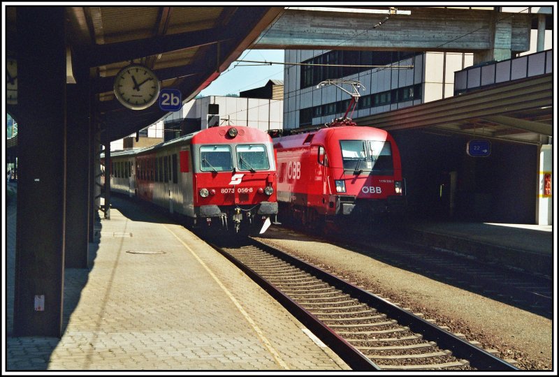 8073 056 rollt als Regionalzug, geschoben von der 1144 272 nach Innsbruck. Auf Gleis 1 wartet 1116 235 und eine 1144er auf neue Aufgaben.