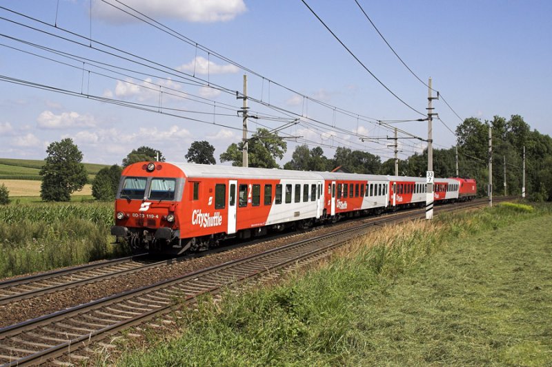 8073 119 wird von einer unbekannten 1116 als REX 1790 nach Passau geschoben. Der Zug wurde in der Nhe von Kimpling fotografiert.