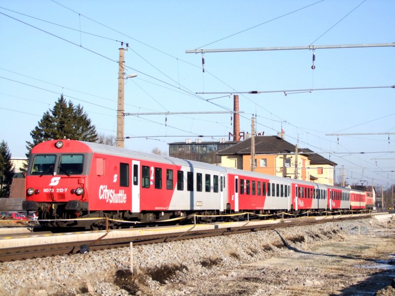 8073 212-7 im Einsatz als R5920; Ausfahrt Neumarkt/Kallham;081230