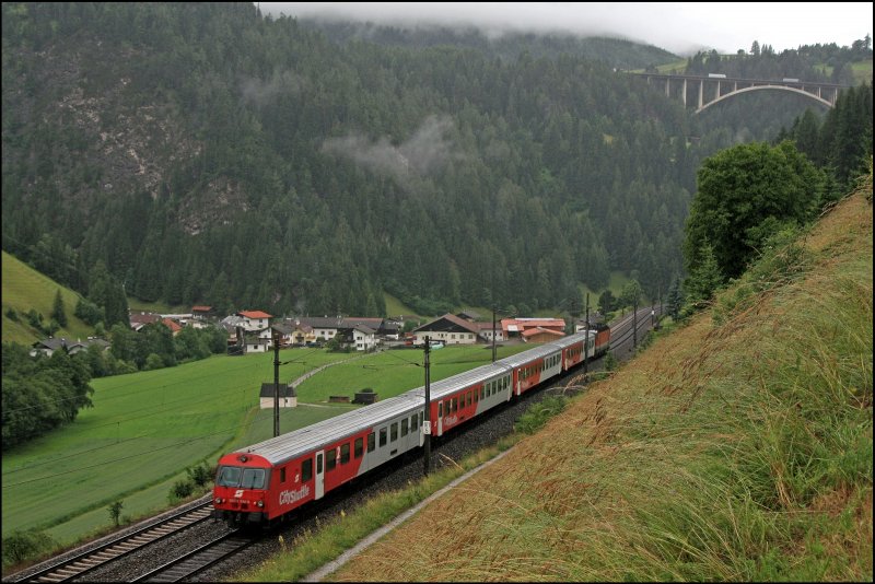 8073 214 ist als Steuerwagen im R 5214 vom Brennero/Brenner nach Innsbruck Hbf eingereiht. Aufgenommen am 07.07.2008 bei St.Jodok.
