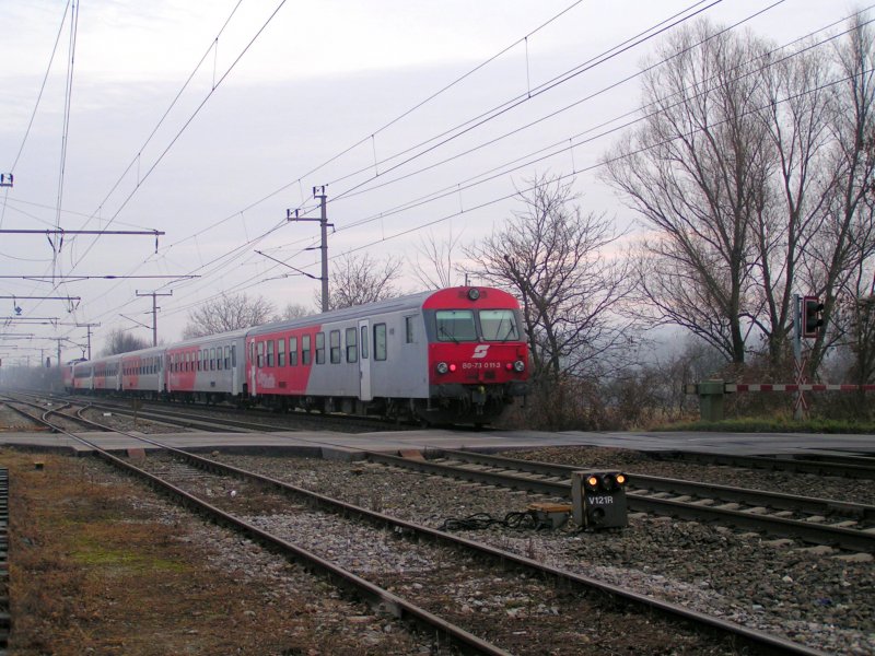 8073011-3 bildet bei REX7615 den Zugschlu bei Bruck/Leitha;081210