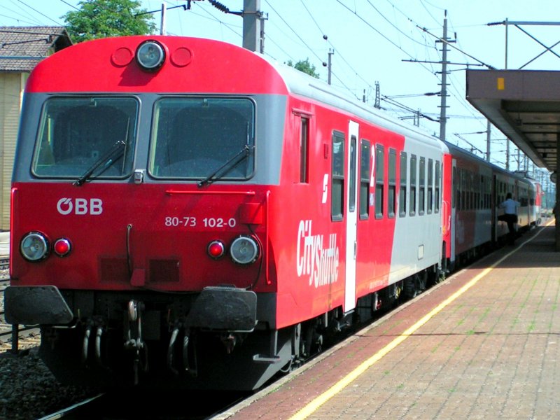 8073102-0 bildet bei R3015 den Zugschlu am Bhf. Marchtrenk; 090525