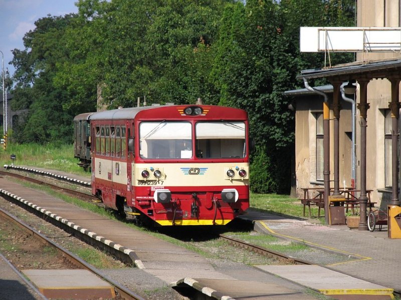 809 239-7 mit Os 26405 Mělnk-Mlad Boleslav Mesto auf Bahnhof Mlad Boleslav Hlavn Ndra am 13-7-2009. Eine Baureihe 809 ist eine Umgebaute BR 810 fr den Einmannbetrieb.