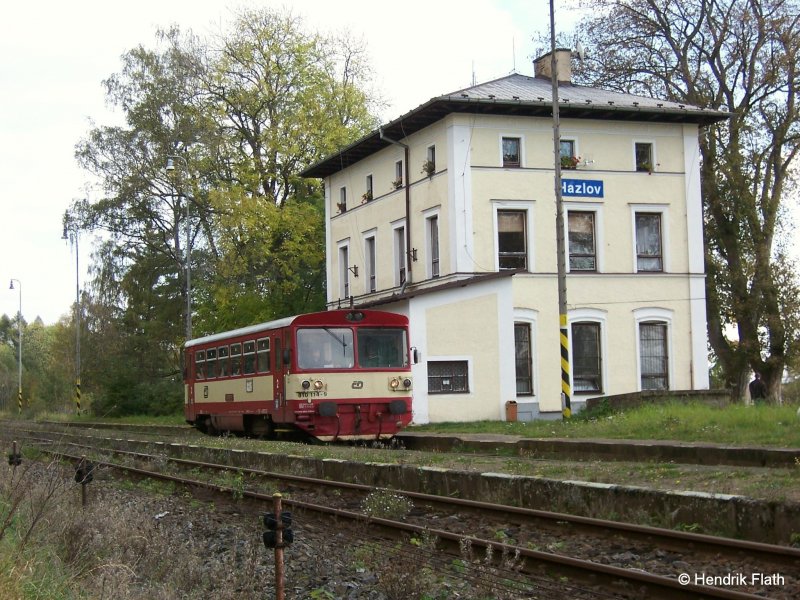 810 114-9 bei der Ausfahrt aus dem Bahnhof Hazlov (ehem. Haslau) am 07.10.2007. Der Bahnhof liegt an der Strecke Cheb - A.