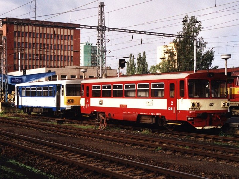 810 155-2 und 010 112-1l mit Os 17200 Cheb-Hranice v Cechch auf Bahnhof Cheb am 13-8-2005. Bild und scan: Date Jan de Vries.