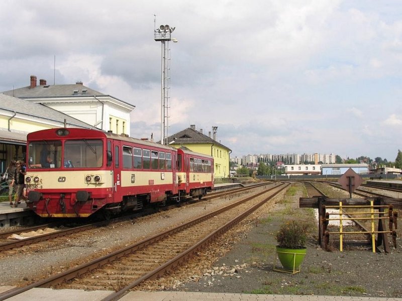 810 242-8 mit Os 5412 Nova Paka-Liberec auf Bahnhof Turnov am 13-7-2007.