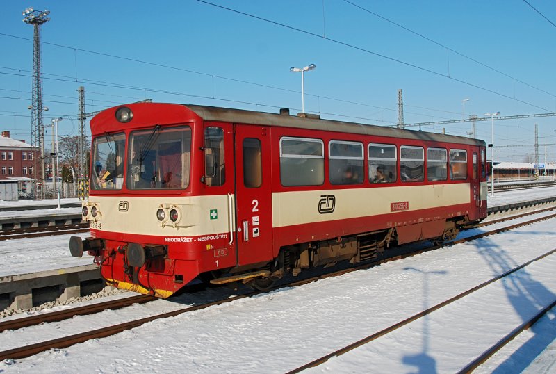 810 256-8 als Os 4513 von Znojmo, bei der Einfahrt in Breclav am 08.01.2009.