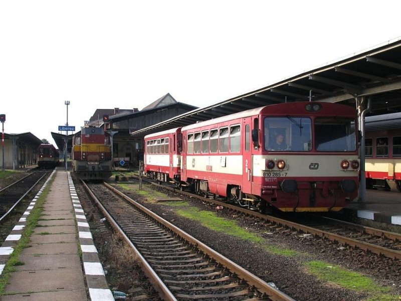 810 285-7 mit Os 6614 Liberec-Děčn Hlavn Ndra auf Bahnhof Liberec (13-7-2007). 