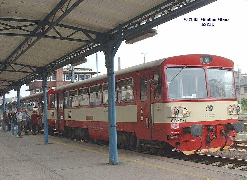 810 311-1 mit Beiwagen BR 010 am 05.07.2003 auf der Fahrt von Varnsdorf nach Liberec in Zittau am tschechischen Bahnsteig. Die Grenzkontrolle durch deutsche und tschechische Beamte erfolgt am Anfang dieses Bahnsteiges.