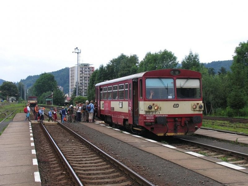 810 311-1 mit Os 26276 elezn Brod-Tanvald auf Bahnhof elezn Brod am 13-7-2007.