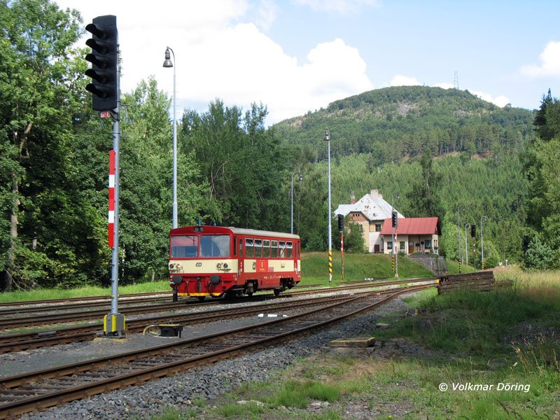 810 315 ist mit seinem Beiwagen als Os 2630/1 von Decin (Tetschen-Bodenbach) in Jedlova (Tannenberg) angekommen und setzt jetzt um fr die Rckfahrt. - 15.07.2006
