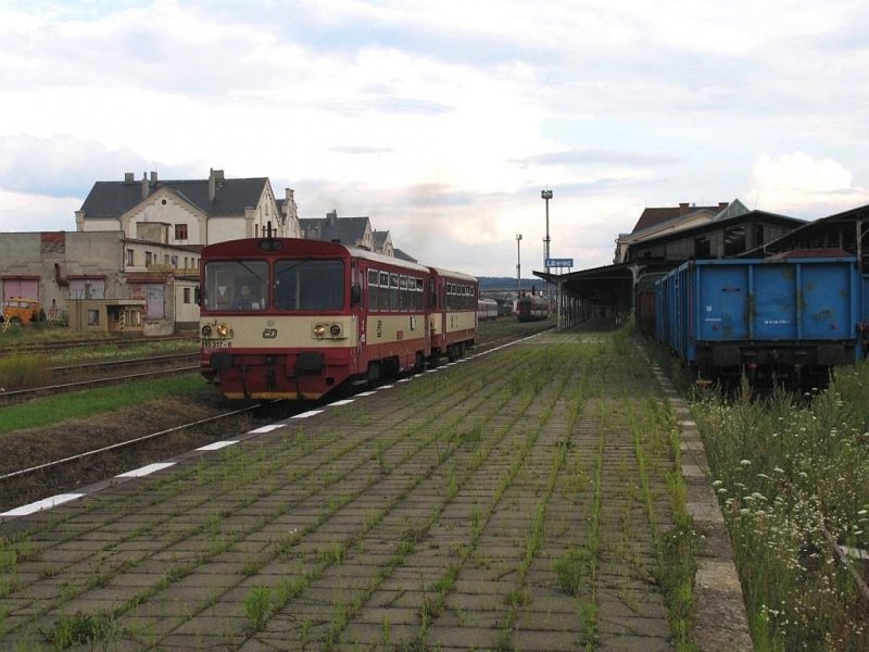 810 317-8 mit Os 6322 Frydlant v Cechach-Liberec auf Bahnhof Liberec am 11-7-2007.