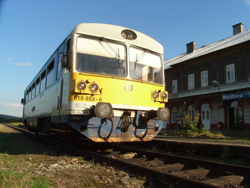 810 653-6 im Bahnhof Moldava, 27.07.08