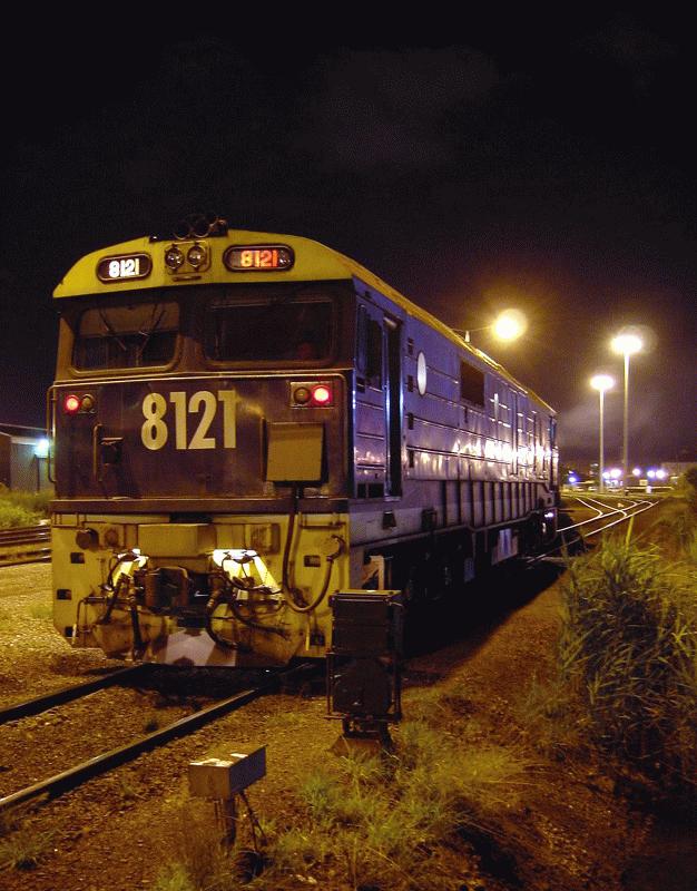 8121 bei nchtlichen Rangierarbeiten im Hafen von Newcastle, April 2002