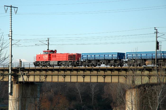 8.12.2005: LTE 2150 902  Brigitte  �berquert mit einem aus leeren Abraumwaggons bestehenden Zug die Donau. Dieser Zug verkehrt am Vormittag zwischen Unterpukersdorf und Sch�nfeld-Lasse. Die Fracht: Abraummaterial aus dem Wienerwaldtunnel.