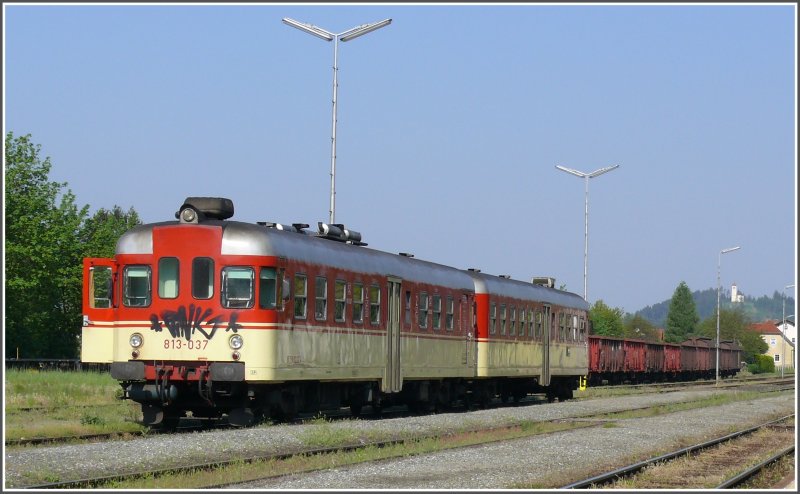 813-037 und Beiwagen, f�r slowenische Verh�ltnisse fast unversprayt, wartet auf Reisende Richtung Maribor. Woher die kommen sollen bleibt zwar ein R�tsel, denn einen Anschlusszug aus Wolfsberg oder Klagenfurt gibt es innerhalb einer Stunde nicht. So sind wir dann neben dem Lokf�hrer und der Schaffnerin auch mal gerade vier Personen, die den ZUG4007 ben�tzen.(14.05.2008)
