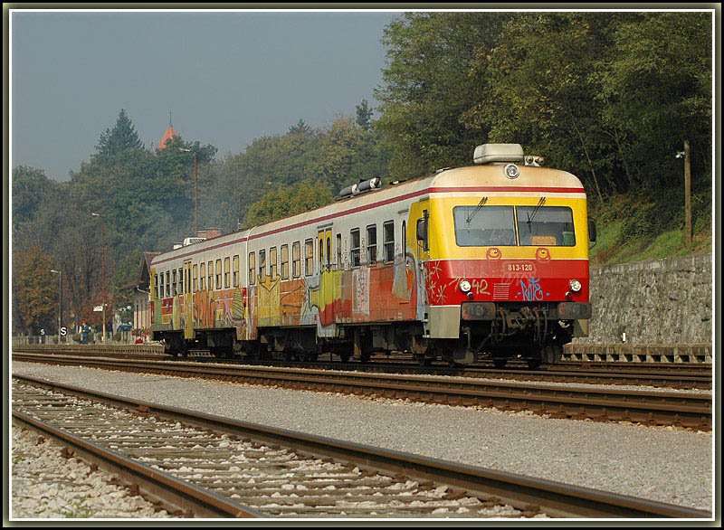 813-120 bei der Ausfahrt aus Ormoz nach Murska Sobota am 12.10.2006