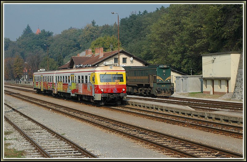 813-120 wartete in Ormoz neben 664-113 auf die Ausfahrt nach Murska Sobota. Durch Bauarbeiten am Ende des Bahnhofes, verzgerte sich die Abfahrt am 12.10.2006 um ca. 10 Minuten.