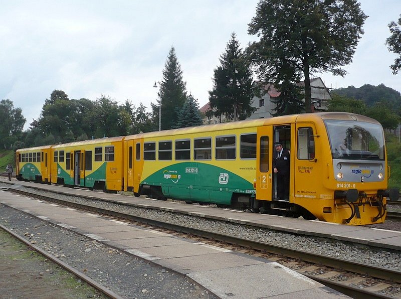 814 201-0 der regionova CD am 17.09.2008 im Bahnhof Frydlant v.Cechach. Dreiteilige BR 814 belegen die Nummern 814.2xx, zweiteilig die Nummern 814.0xx