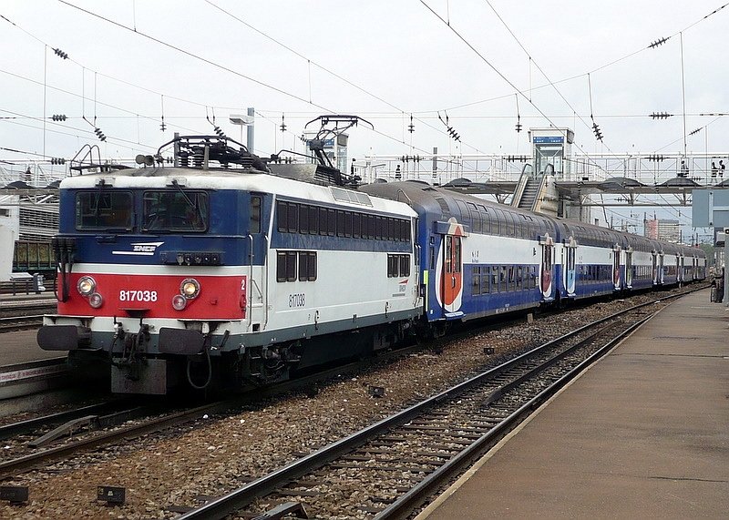 817038 mit V2BN-Doppelstockzug von Transilien SNCF am 16.10.2008 im Bahnhof Mantels la Jolie.