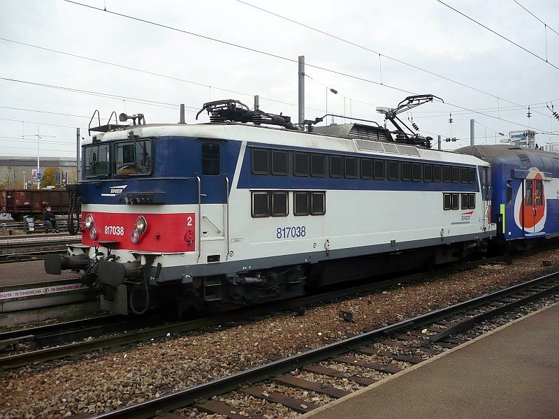 817038 von Transilien SNCF am 16.10.2008 im Bahnhof Mantels la Jolie.