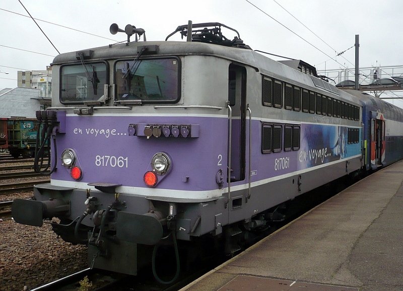 817061 von Transilien SNCF am 15.10.2008 im Bahnhof Mantes la Jolie.