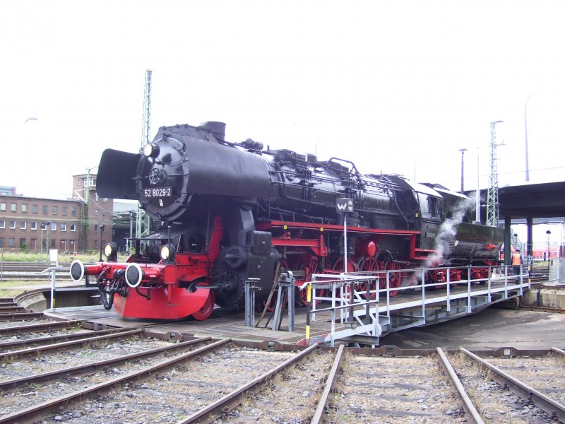 82 8029-2 auf der Drehscheibe vor dem Haus 1 im BW Dresden Altstadt am 03.10.08.