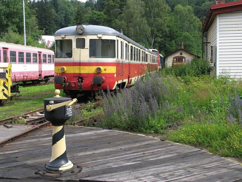 820 056-0 und Beiwagens von die Triebwagens der ČSD-Baureihe M 240.0 (820) bei dem Drehscheibe in Tanvald am 12-7-2009.