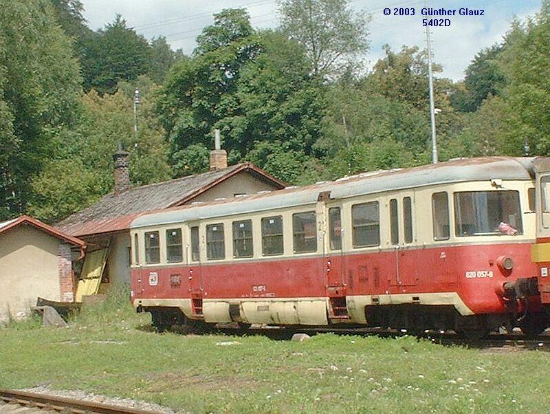 820 057-8 am 16.07.2003 im Bahnhof Tanvald. Der Triebwagen sieht aus, als ob er seine besten Zeiten hinter sich hat, vielleicht wird er aber auch restauriert wie die beiden Diesel-Loks BR 715 ein Gleis daneben.