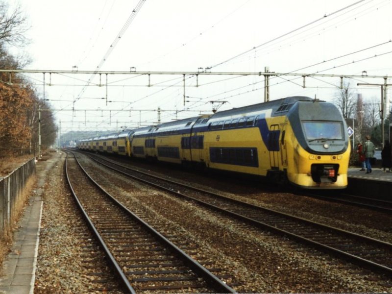 8203, 8439 und 8453 mit IC 3056 Nijmegen-Den Helder auf Bahnhof Ede-Wageningen am 25-3-1996. Bild und scan: Date Jan de Vries.