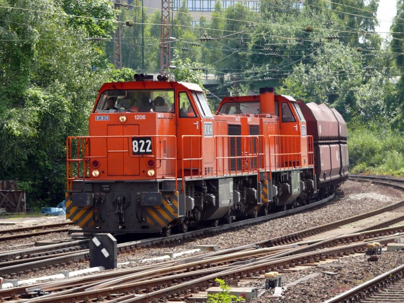 822 und 833 der RBH bei der Durchfahrt in Dsseldorf-Rath am 20.6.2009