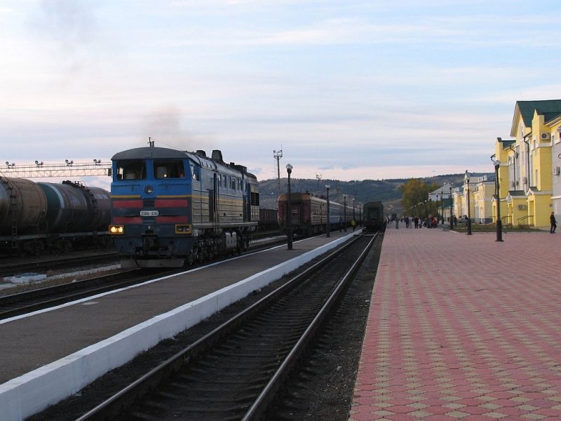 “Halbe Doppellok“ 2TE10U – 282 (2TЗ10y – 0282) fahrt ab auf Bahnhof Naoesjki (Наушки) am 14-9-2009.