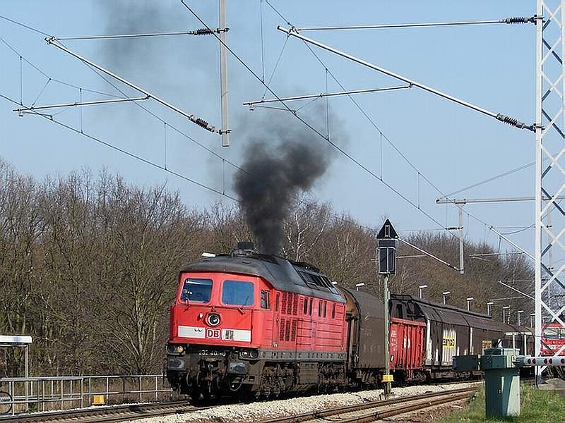 … nach der Kreuzung mit UBB und Regio setzt sich 232 401 mit ihrem Zug unter deutlicher Kraftanstrengung wieder in Bewegung…