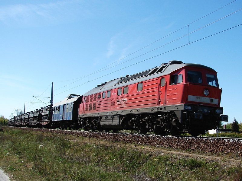 … wenig spter setzt 232 668 ihre Fahrt nach Hagenow fort. Hier zu sehen am Haltepunkt Stralsund-Grnhufe. (03.05.07)