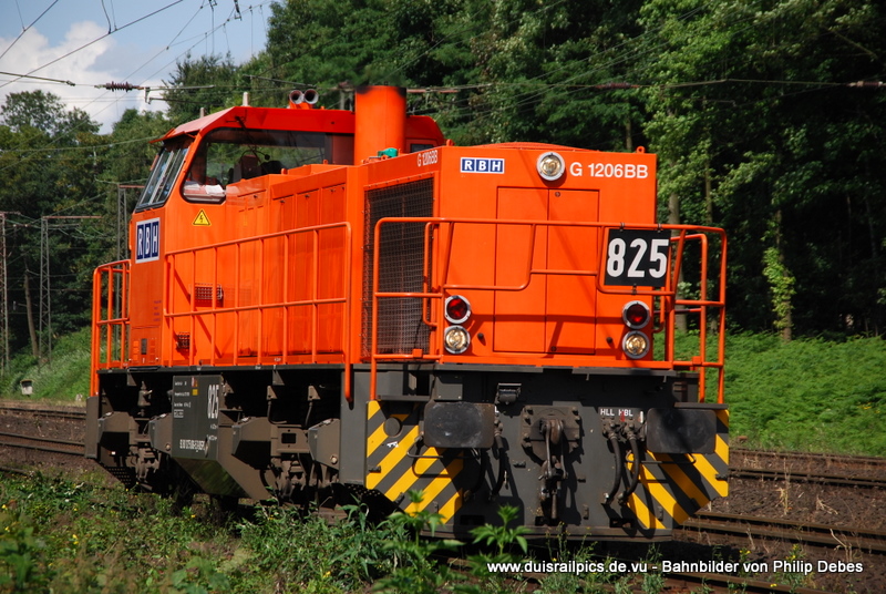 825 (RBH) fhrt am 19. Juni 2009 um 14:08 Uhr durch Duisburg Neudorf