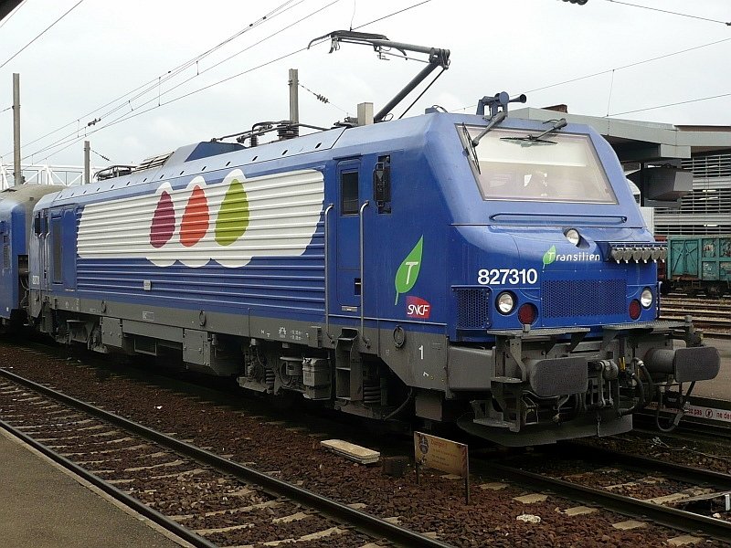 827310 der Transilien SNCF am 15.10.2008 im Bahnhof Mantes la Jolie.