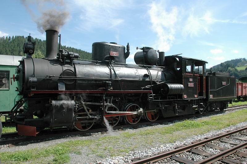 83-180 der Feistritztalbahn whrend der Mittagsrast im endbahnhof Birkfeld am 10.8.2008
