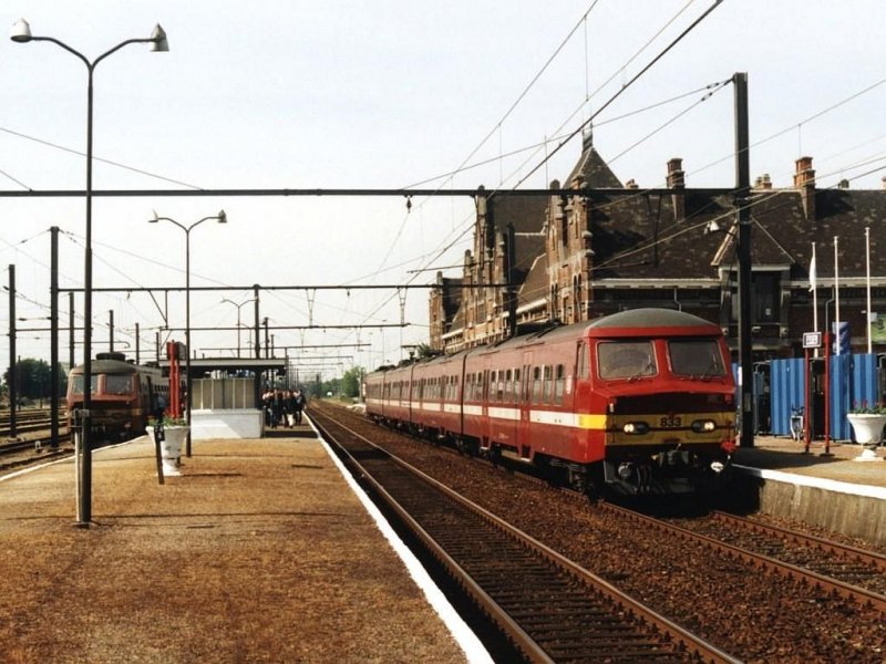 833 mit L 2787 Roosendaal-Antwerpen Berchem auf Bahnhof Essen am 21-5-2001. Bild und scan: Date Jan de Vries. 