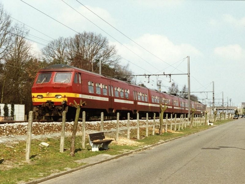 837 mit IR 610 Roosendaal-Oostende in Essen am 3-4-1996. Bild und scan: Date Jan de Vries.