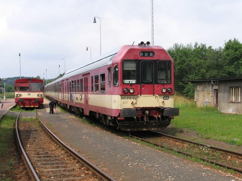 843 015-9 mit R 987 Liberec-Pardubice Hlavn Ndra auf Bahnhof Star Paka am 13-7-2007.